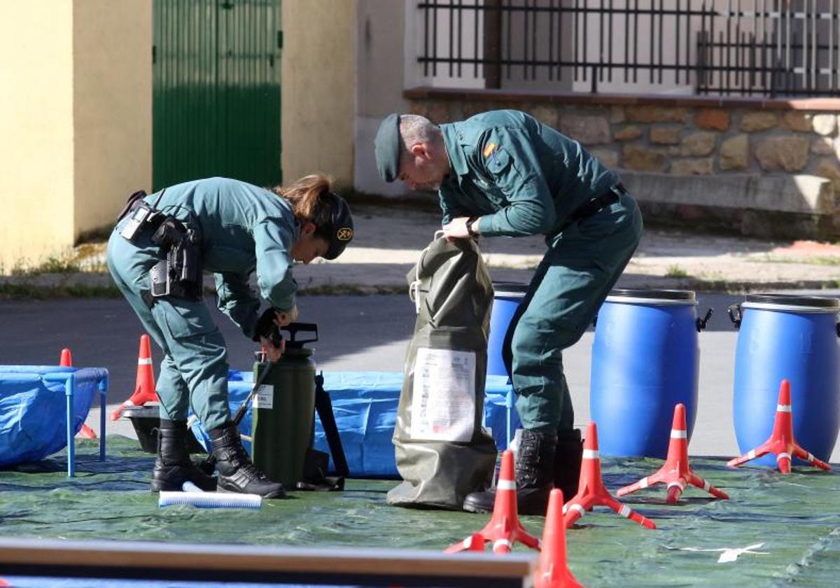 Dos agentes de la Guardia Civil.