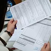 Una trabajadora observando su nómina en una imagen de archivo.