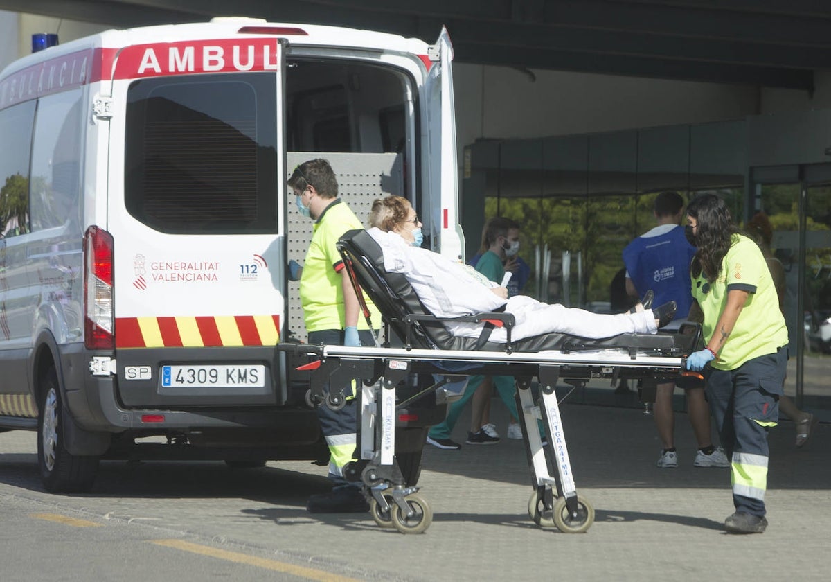 Personal del SAMU atiende a una paciente en Valencia.