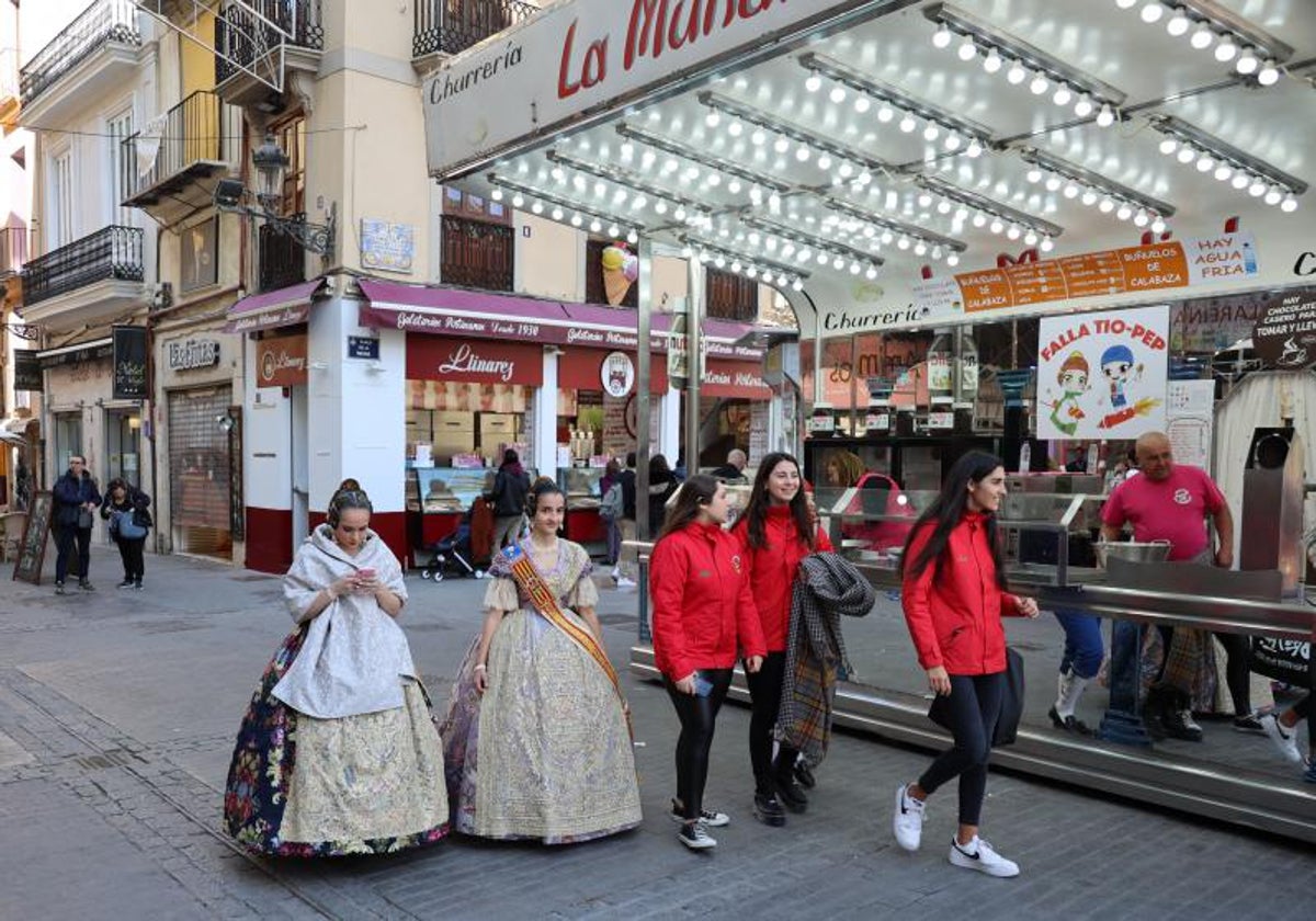 Falleras por una calle de Valencia durante las fiestas.