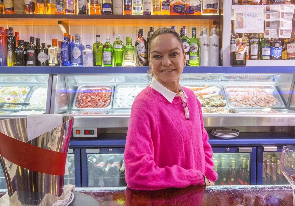 Patri Martí, en la barra de Civera, con el mostrador de marisco detrás.