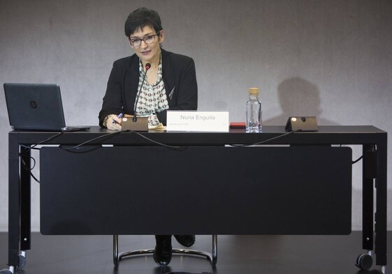La directora del IVAM, Nuria Enguita, sola en la presentación del programa expositivo de 2024.