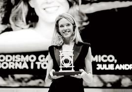 Julie Andrieu recibe el Premio de Periodismo Gastronómico Pau Albornà en San Sebastián en 2021.