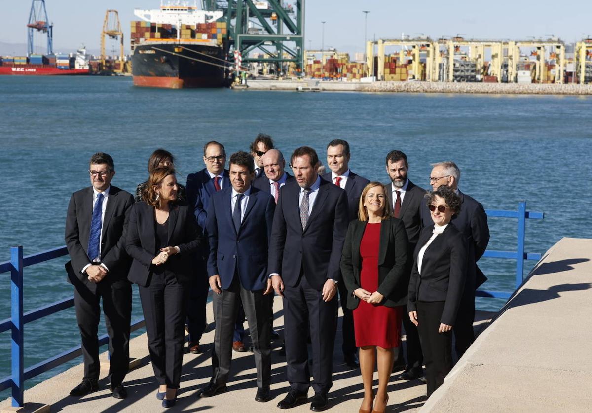 El ministro Óscar Puente, la alcaldesa María José Catalá, la delegada del Gobierno, Pilar Bernabé, y otras autoridades, en el puerto de Valencia.