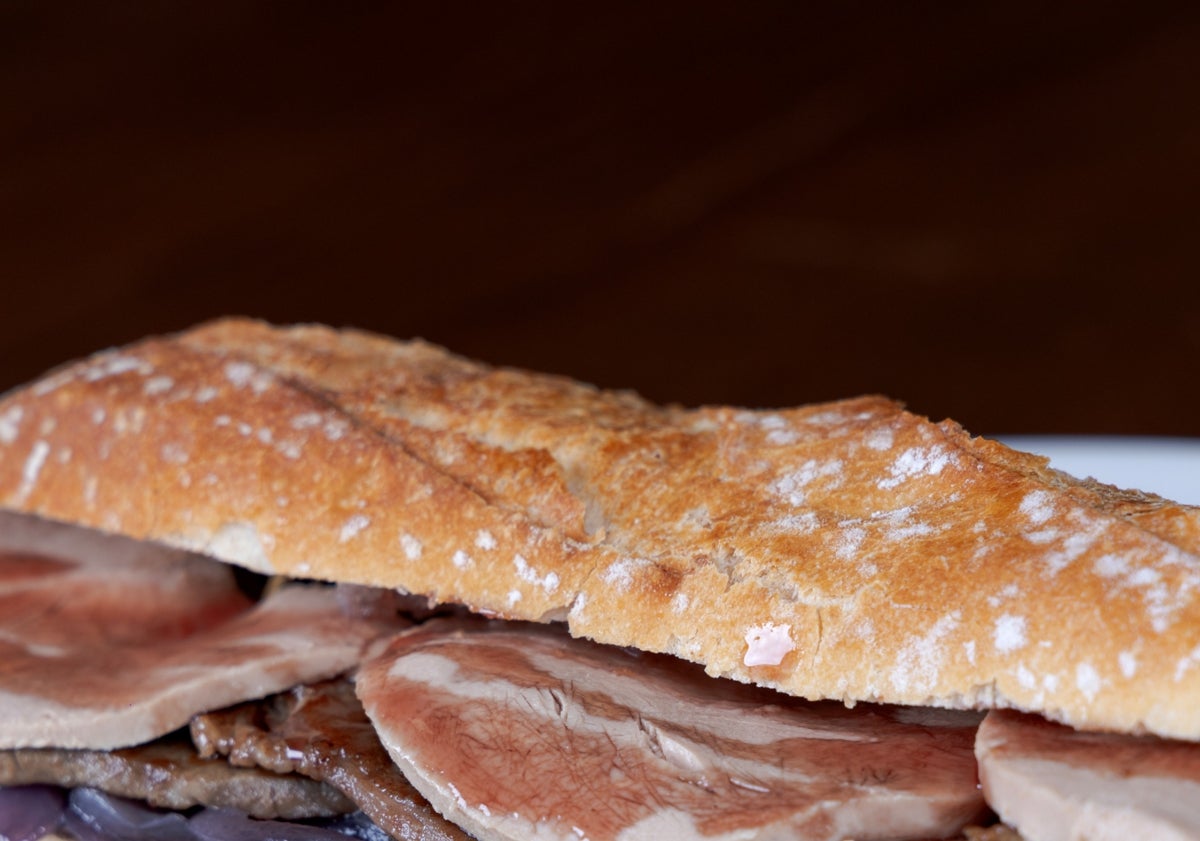 Imagen principal - Los bocadillos clásicos de un templo del almuerzo se convierten en paella