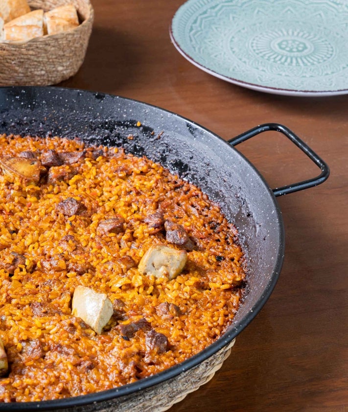 Imagen secundaria 2 - Los bocadillos clásicos de un templo del almuerzo se convierten en paella