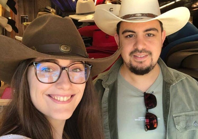 Julia y Guillermo, una farmacéutica y un ingeniero en Austin (Texas), con sombrero de vaqueros.