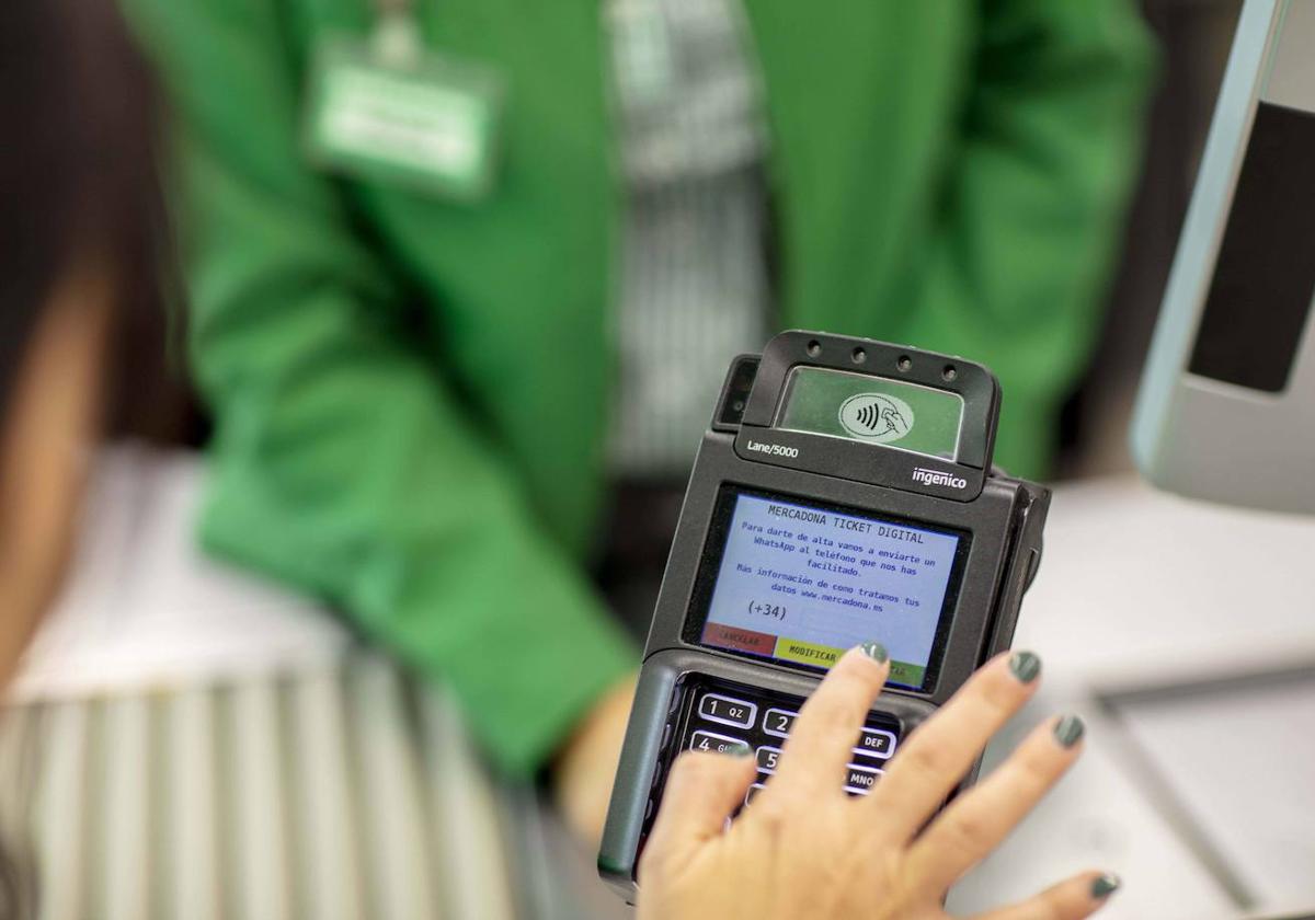 Un cliente pagando en uno de los establecimientos de Mercadona.