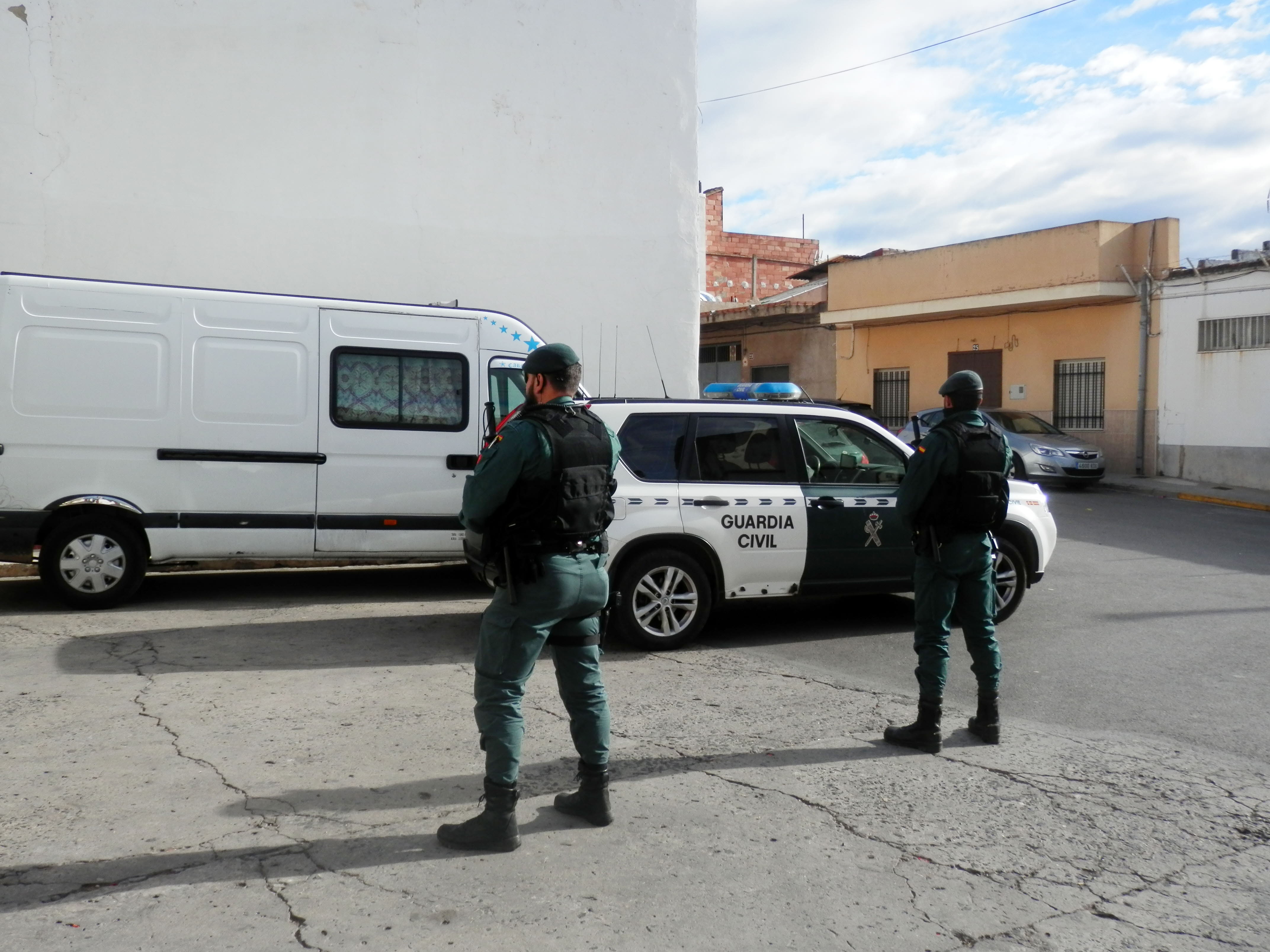 Dos agentes de la Guardia Civil, durante una operación policial en Alberic.