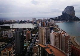 Vista de Calp, con las Salinas y el Peñón d'Ifach