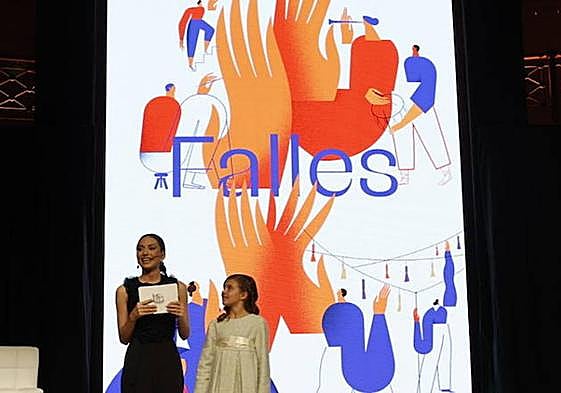 Presentación del cartel de Fallas 2024, en el Palacio de Comunicaciones, donde María Estela Arlandis (FMV2024) ha ejercido de presentadora.