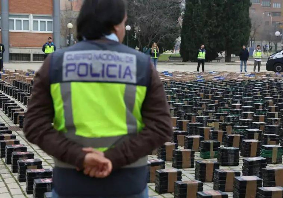 Agentes de Policía Nacional junto a paquetes de cocaína intervenidos.