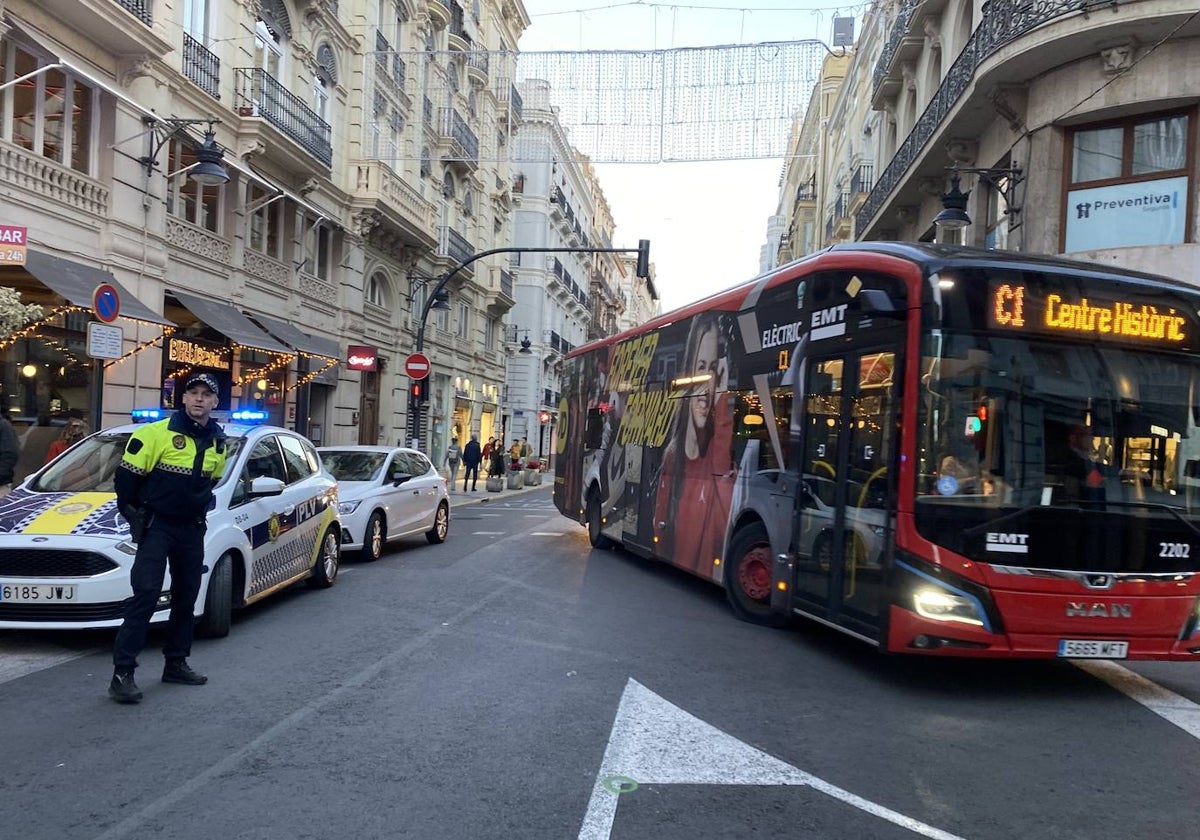 Desvío de la línea circular C-1 realizado el fin de semana pasado desde la calle de la Paz a Marqués de Dos Aguas.