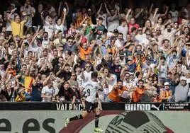 El delantero del Valencia Hugo Duro celebra el segundo gol del partido de Laliga EA Sports que disputan el Valencia y el Atlético de Madrid.