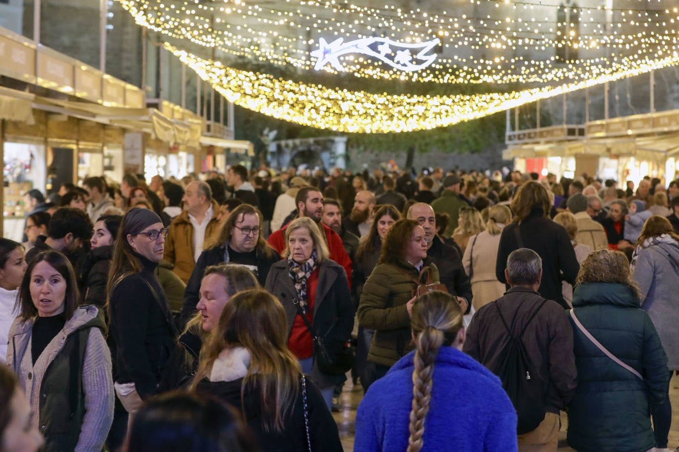 Aglomeración de personas en el centro de Valencia