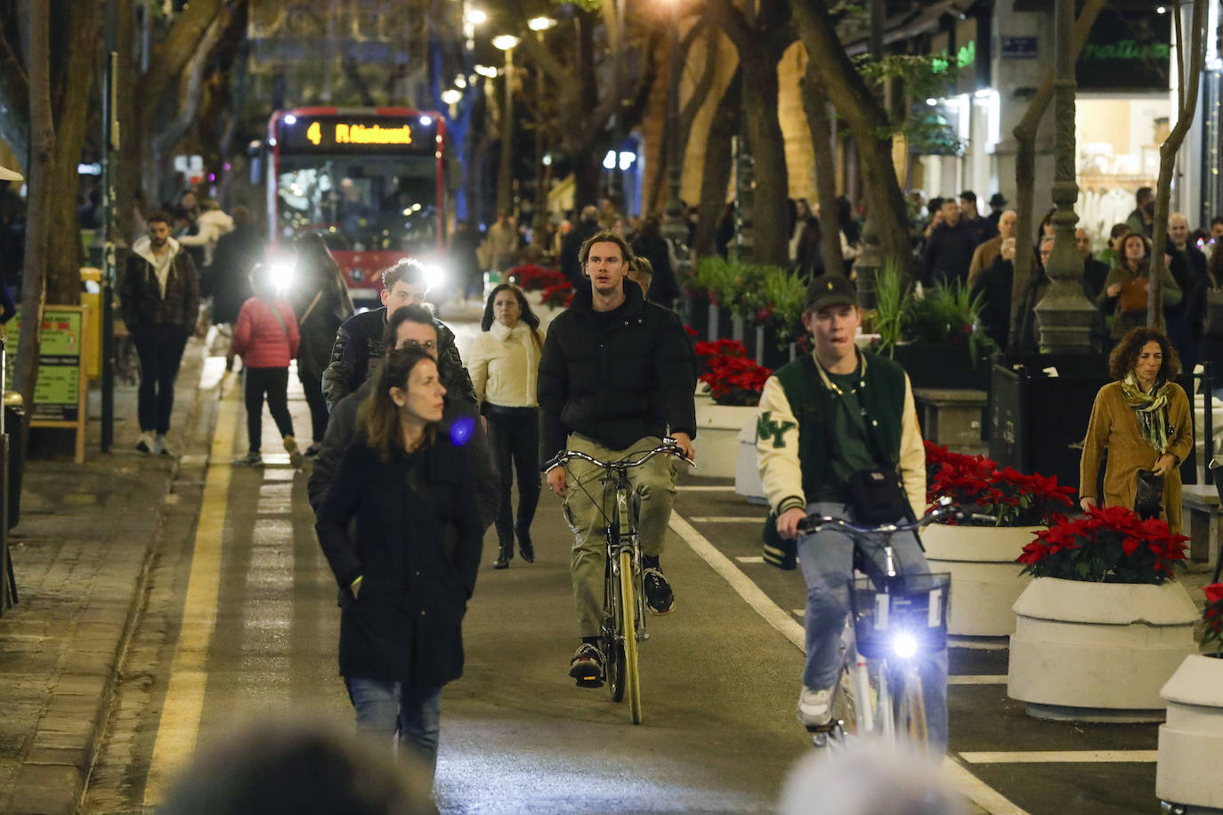 Aglomeración de personas en el centro de Valencia