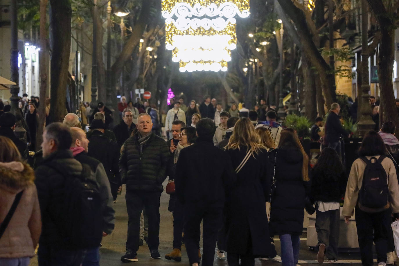 Aglomeración de personas en el centro de Valencia