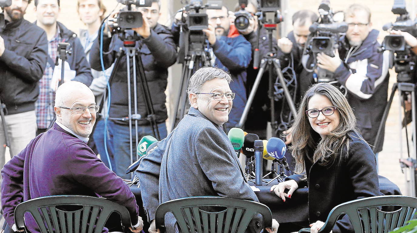 Antonio Montiel (izquierda), Ximo Puig y Mónica Oltra, en la firma de la ampliación del Pacto del Botánico (2017).