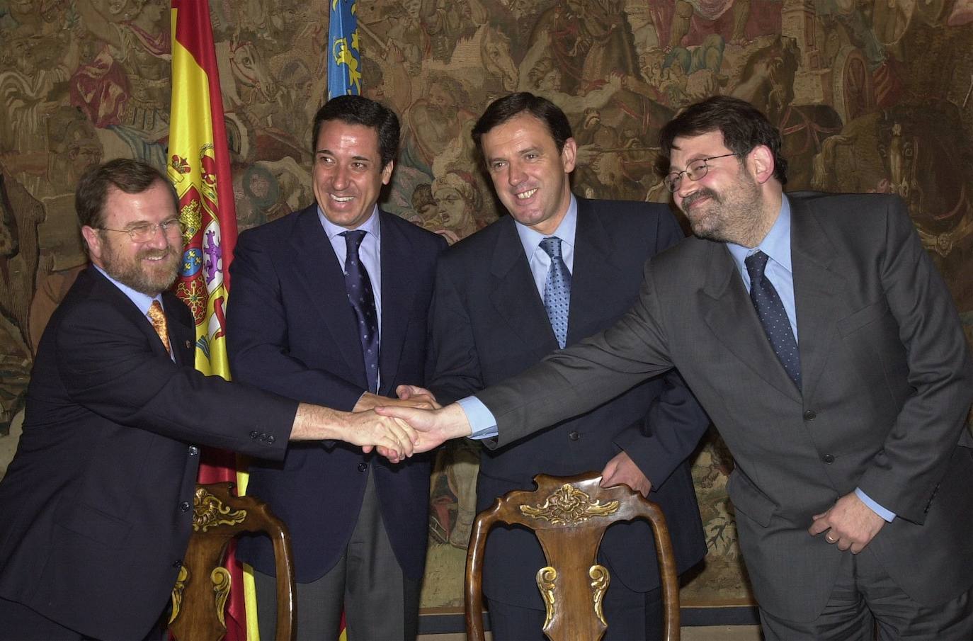 Pacte pel Valencià, acuerdo entre los grupos popular y socialista que permitió la constitución de la Academia Valenciana de la Llengua. Puig, como portavoz socialista, estrecha la mano de su homólogo en el PP, Alejandro Font de Mora (2001). 