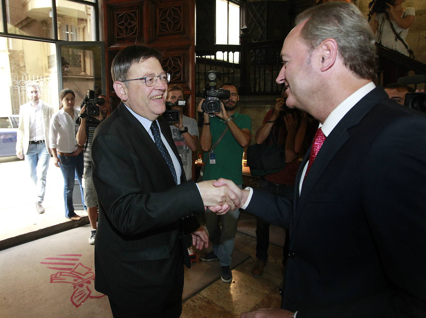 Alberto Fabra recibe a Ximo Puig en el Palau de la Generalitat para formalizar el traspaso de poderes (junio de 2015).