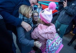 Una familia de acogida recibe a una niña ucraniana, este sábado en la UPV.