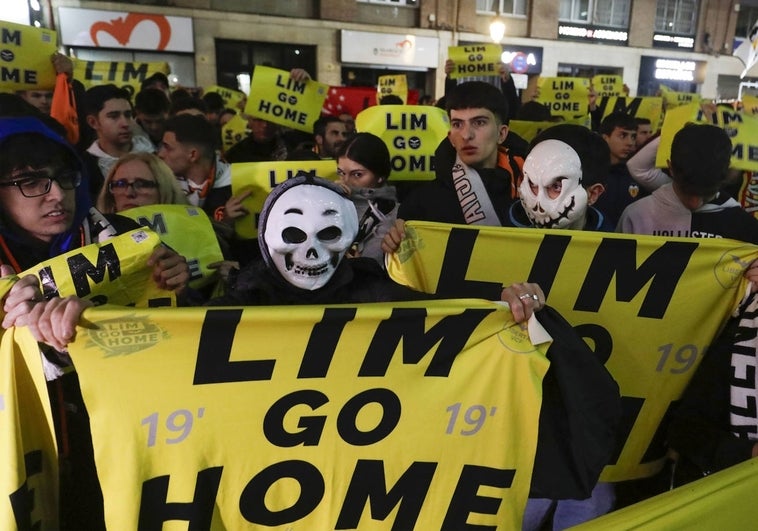 Aficionados del Valencia se concentran contra Lim antes del partido contra el Barcelona.