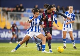 Mayra Ramírez pugna con una contrincante en el partido de ayer.