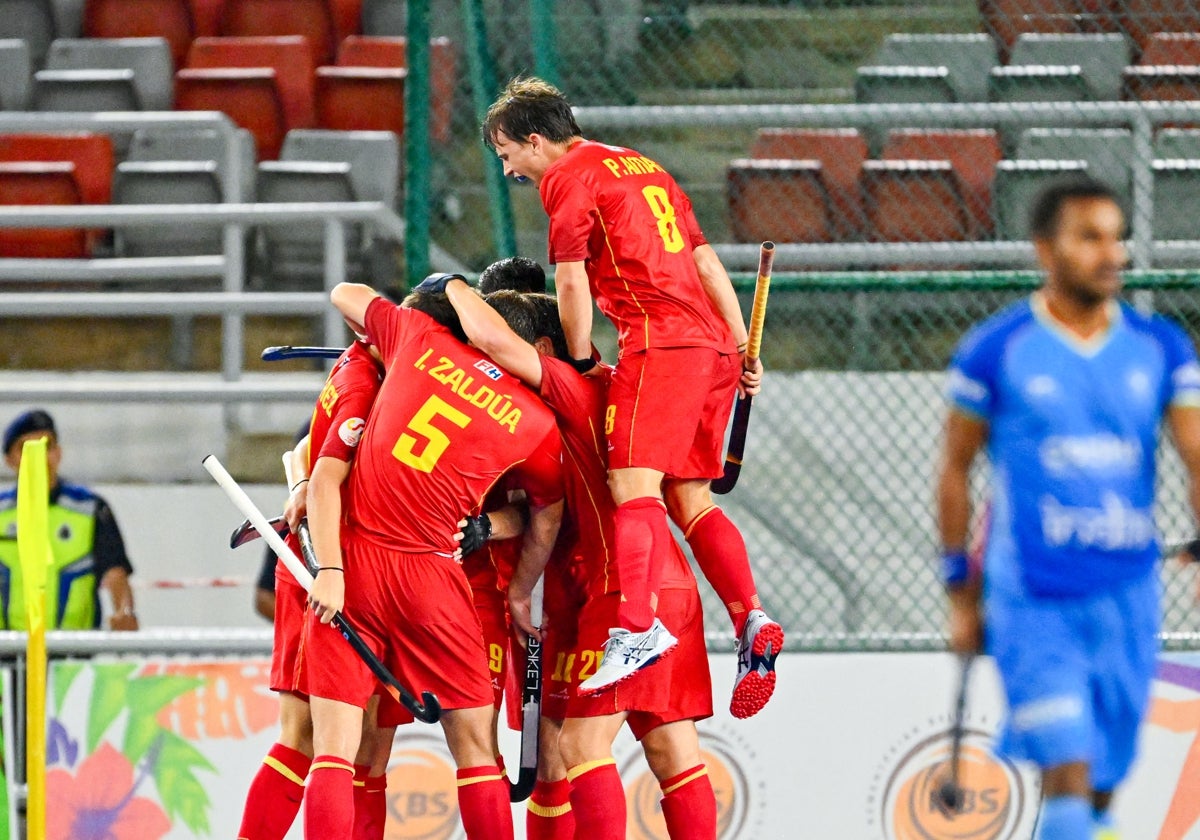 La selección celebrando la victoria.