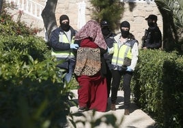 Agentes de la Policía Nacional durante una operación contra el yihadismo en Alicante, en una imagen de archivo.