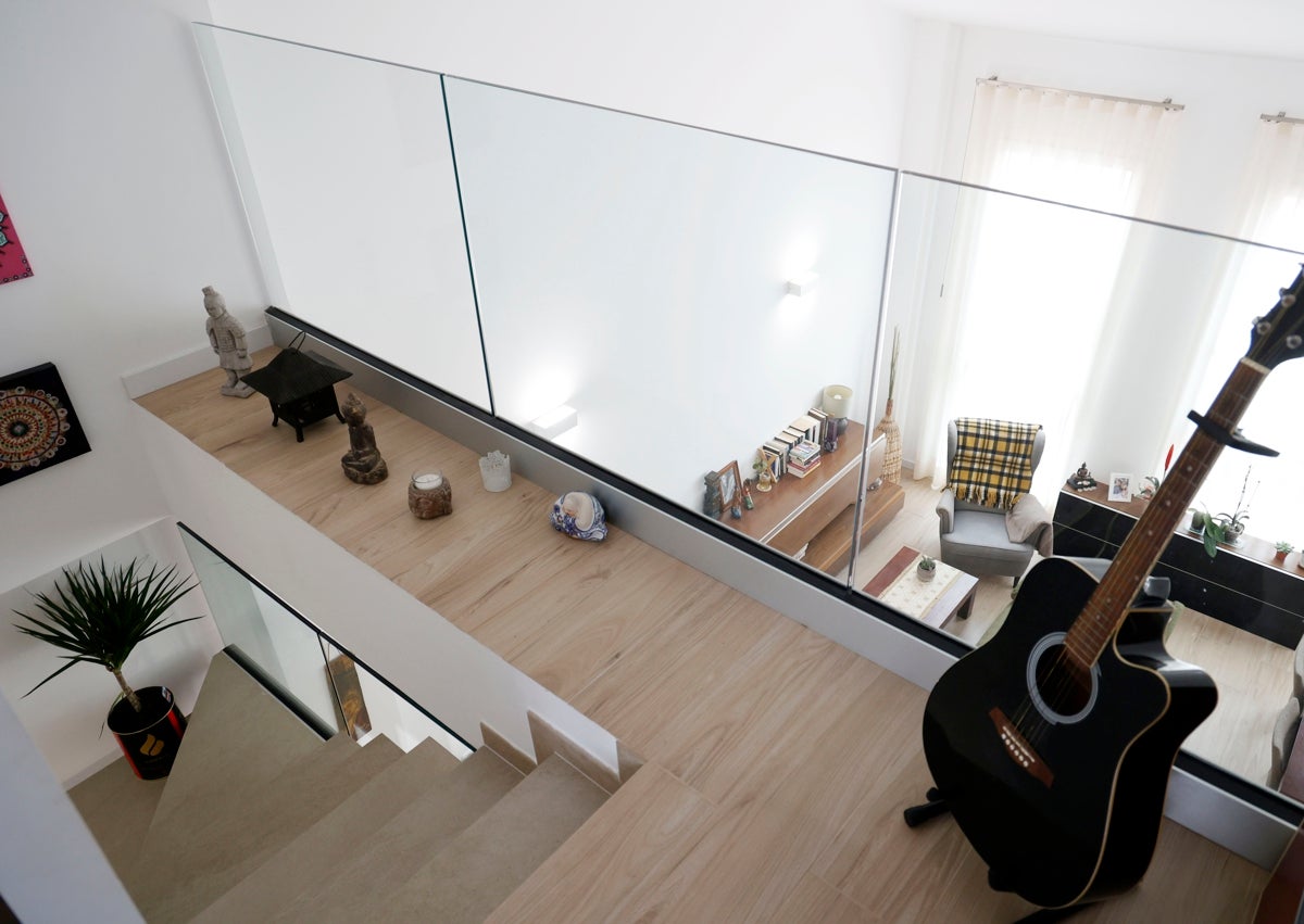 Imagen secundaria 1 - Tres detalles de la vivienda: el interior y su terraza.