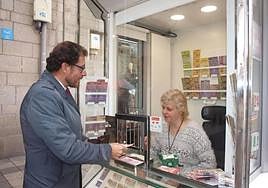 Ismael Pérez, delegado territorial de la ONCE en Castilla y León, en un quiosco. Imagen de archivo.