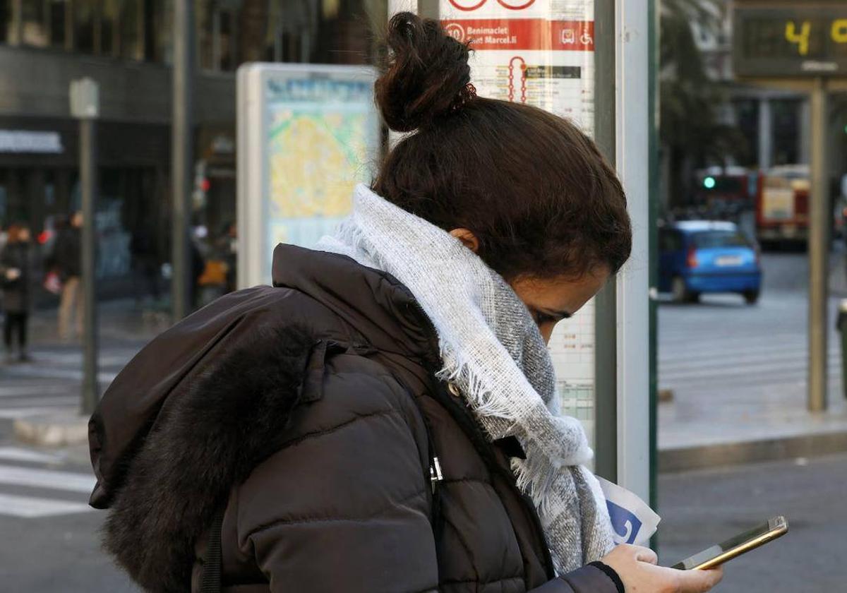 Una mujer se protege del frío.