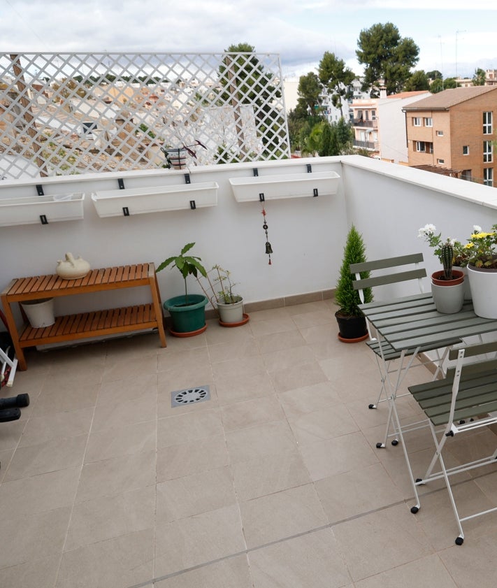 Imagen secundaria 2 - Tres detalles de la vivienda: el interior y su terraza.