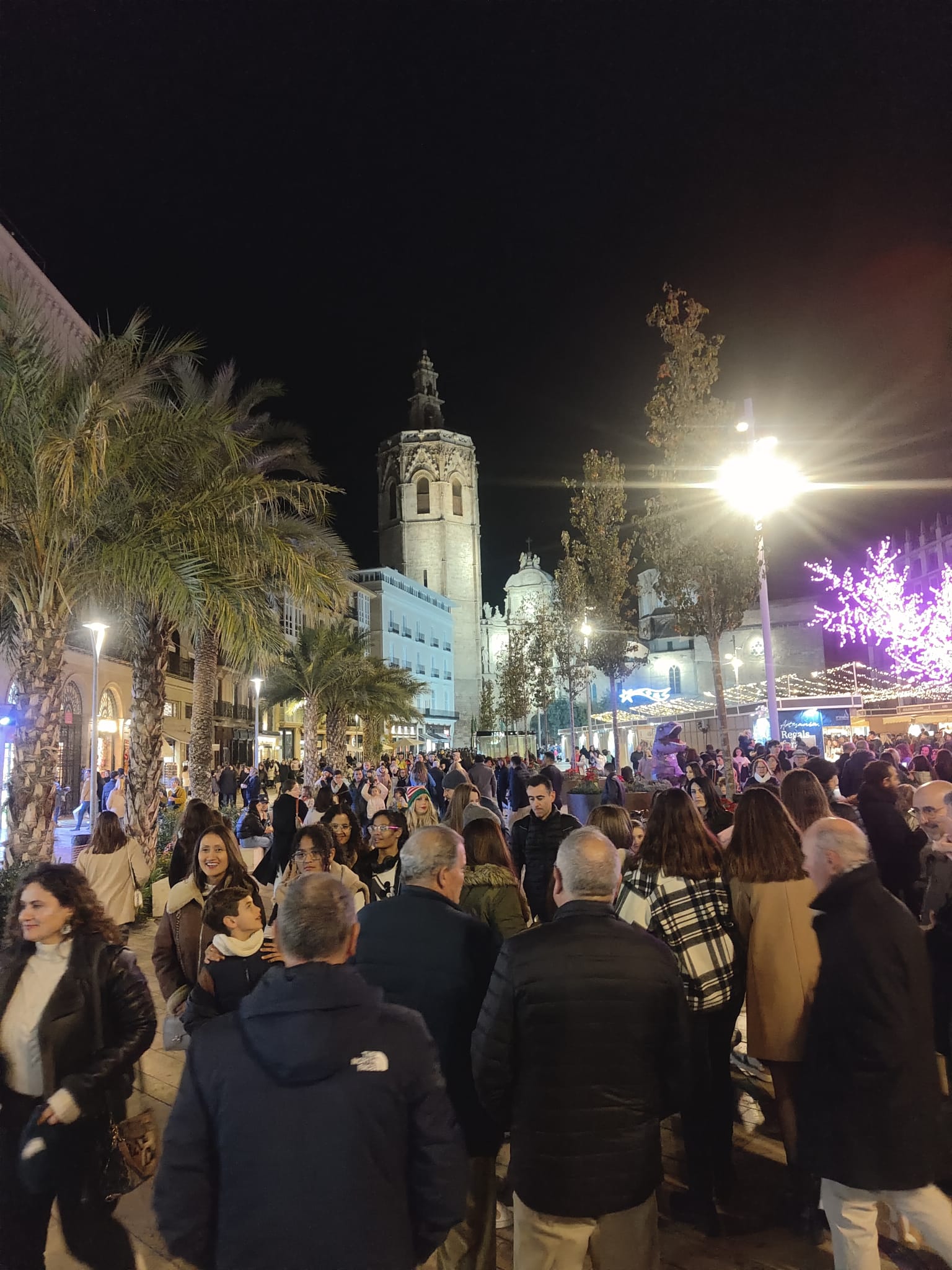 Aglomeración de personas en el centro de Valencia