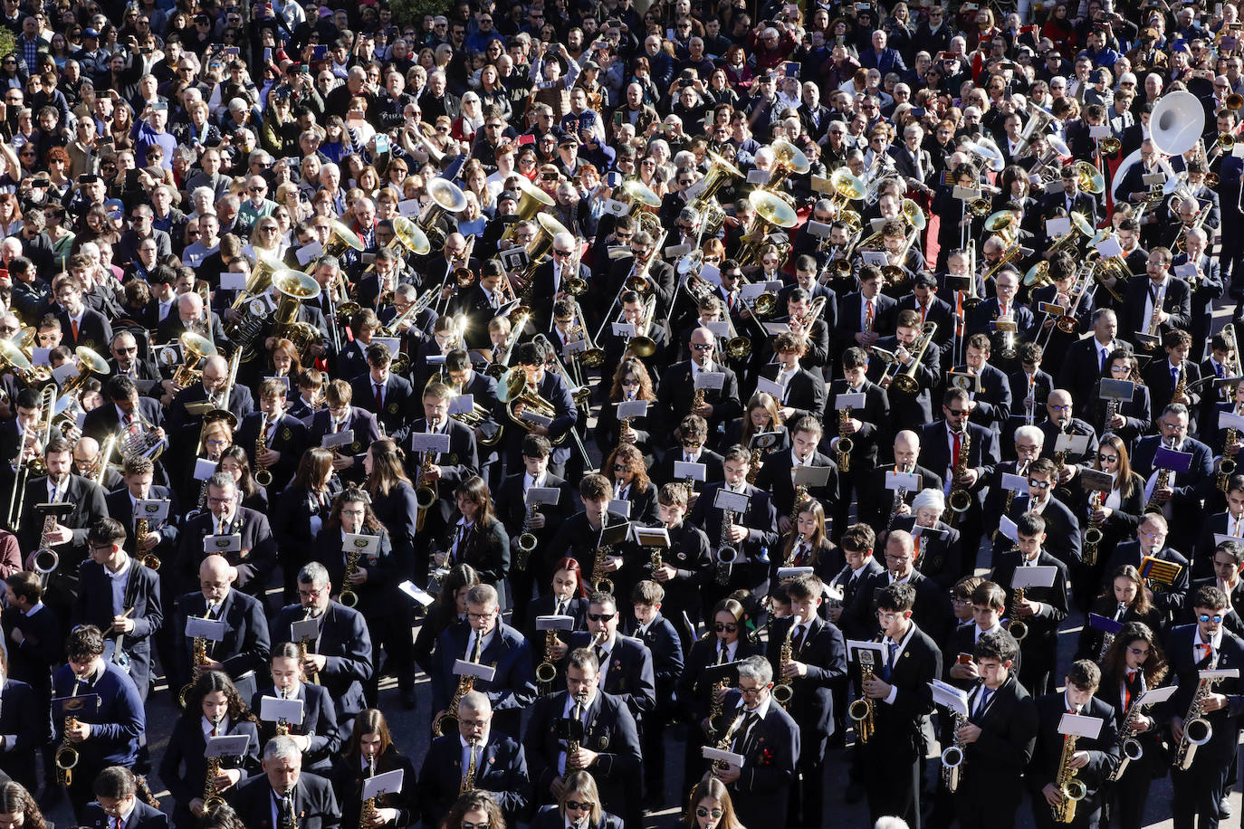 Fotos del homenaje al Maestro Serrano de una veintena de bandas valencianas