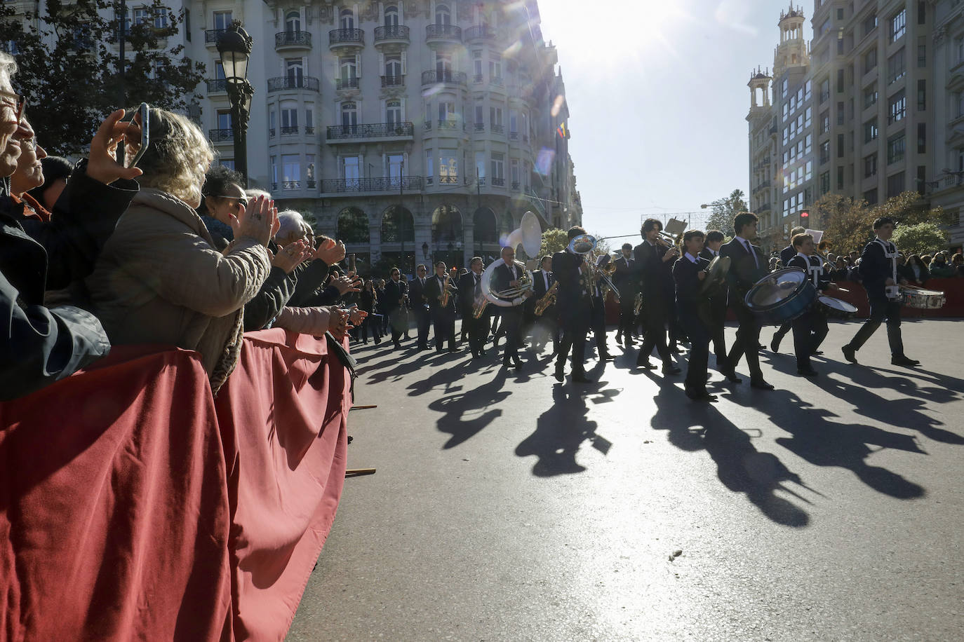 Fotos del homenaje al Maestro Serrano de una veintena de bandas valencianas