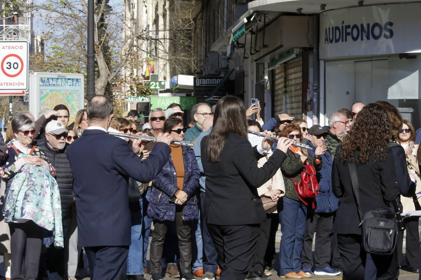 Fotos del homenaje al Maestro Serrano de una veintena de bandas valencianas