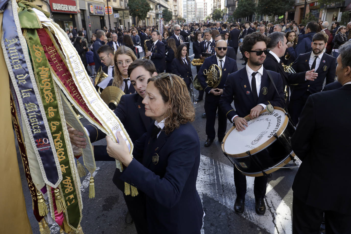 Fotos del homenaje al Maestro Serrano de una veintena de bandas valencianas