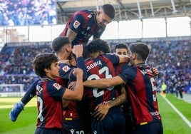 Los jugadores del Levante, celebrando el gol de Algobia.