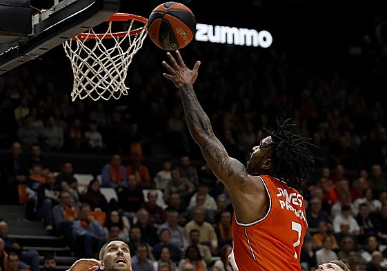 Jones ataca el aro del MoraBanc Andorra para anotar una canasta.