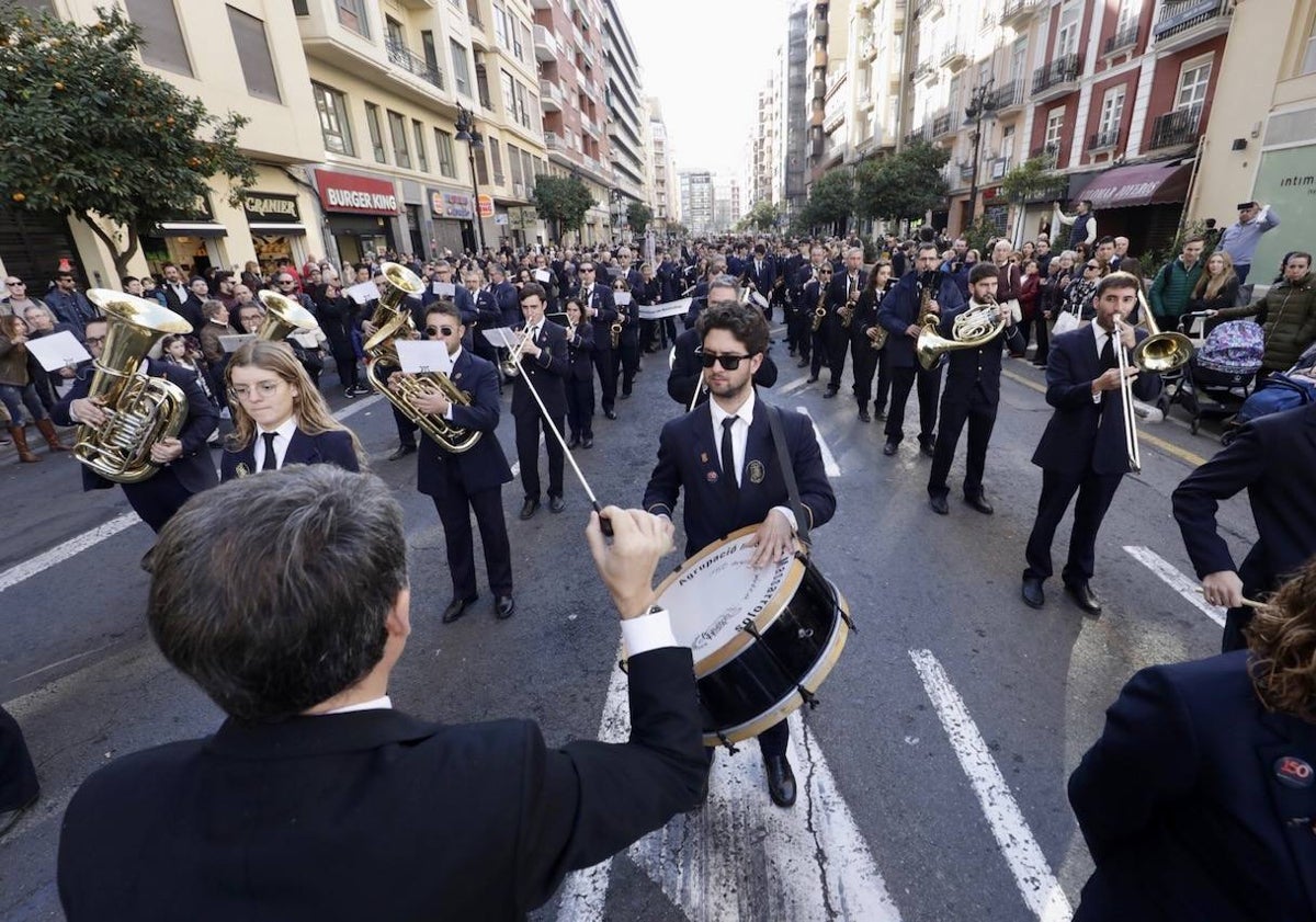 Imagen principal - Más de una veintena de agrupaciones se han unido para homenajear a José Serrano. 