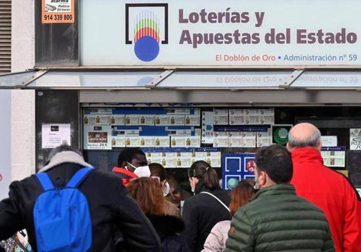 Cola en una administración de loterías. EFE