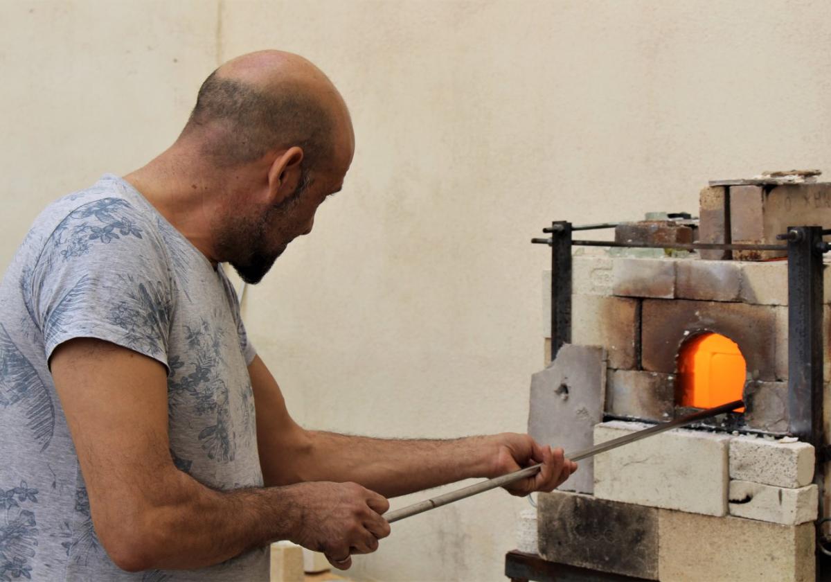 Un artesano trabaja con el vídrio.