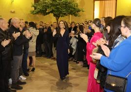 María Estela Arlandis y su corte felicitan la Navidad a los falleros