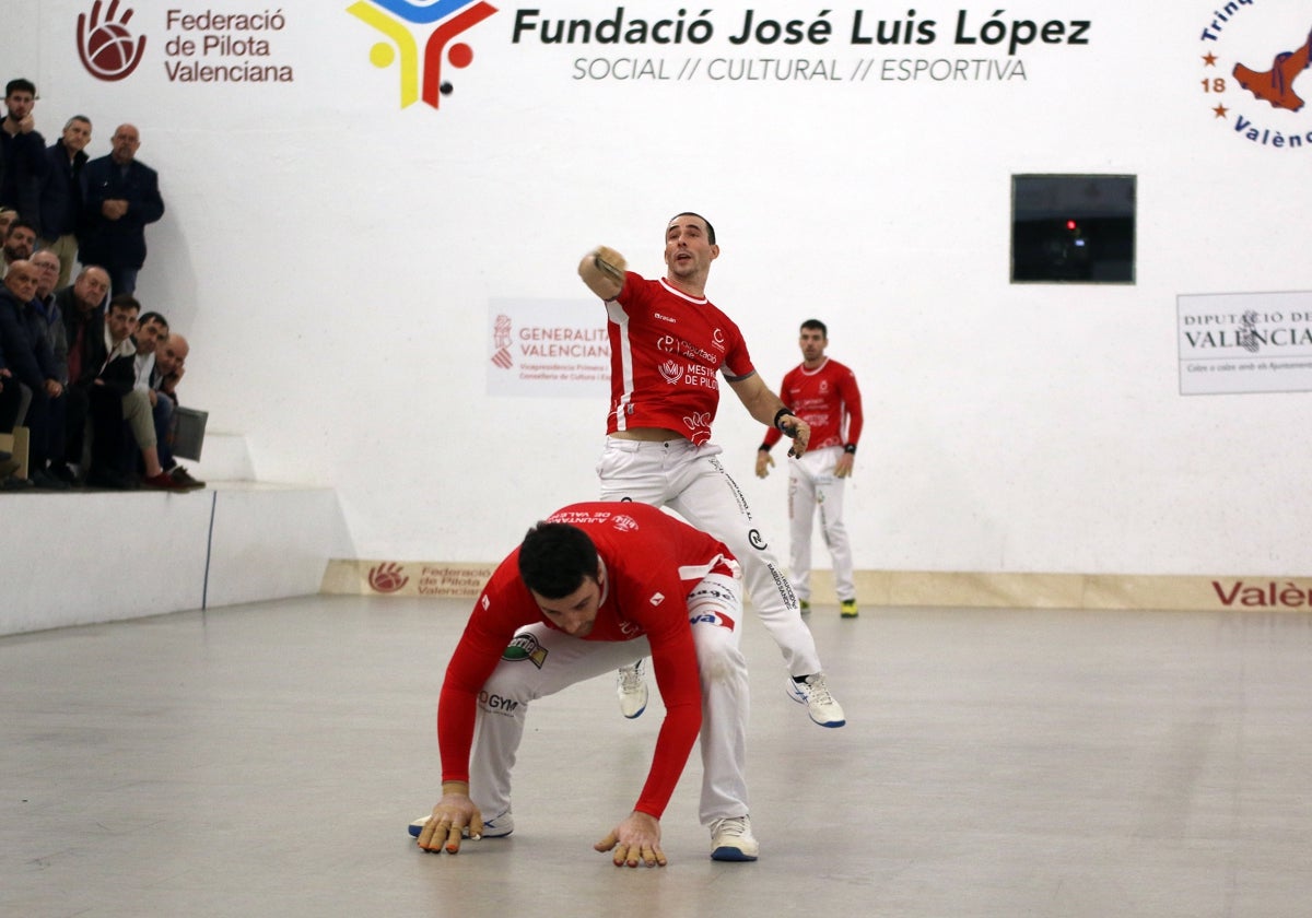 Nacho se descarga de volea en la semifinal del pasado sábado del Trofeu Mestres.