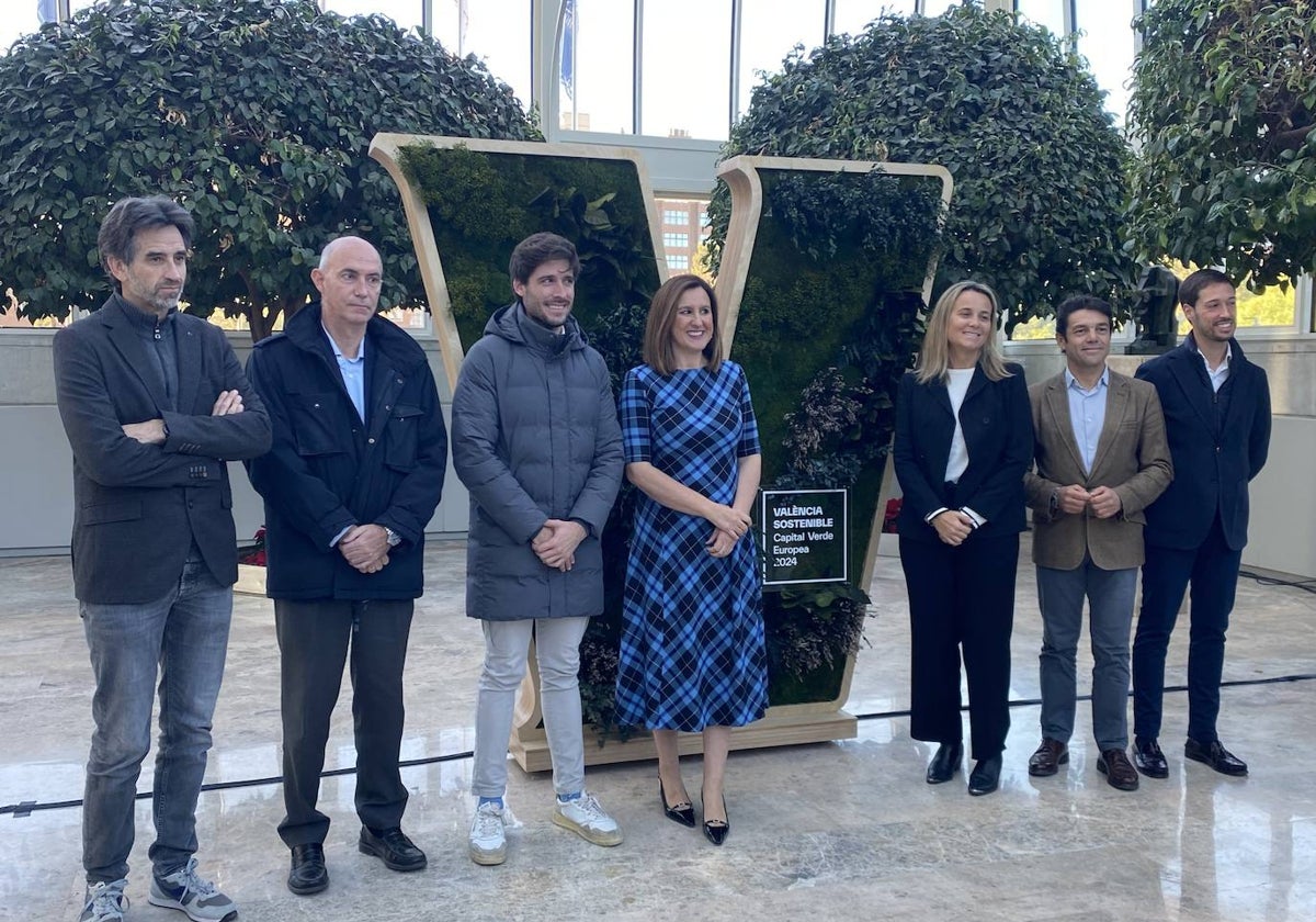 La alcaldesa de Valencia, María José Catalá, Antonio García, director general de la Capitalidad Verde Europea (d) y los ediles del PP y el concejal de Vox.