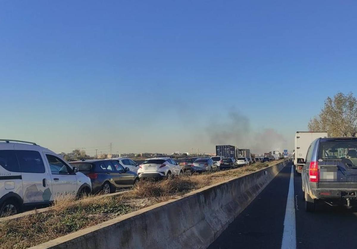 Imagen del atasco provocado por las llamas.