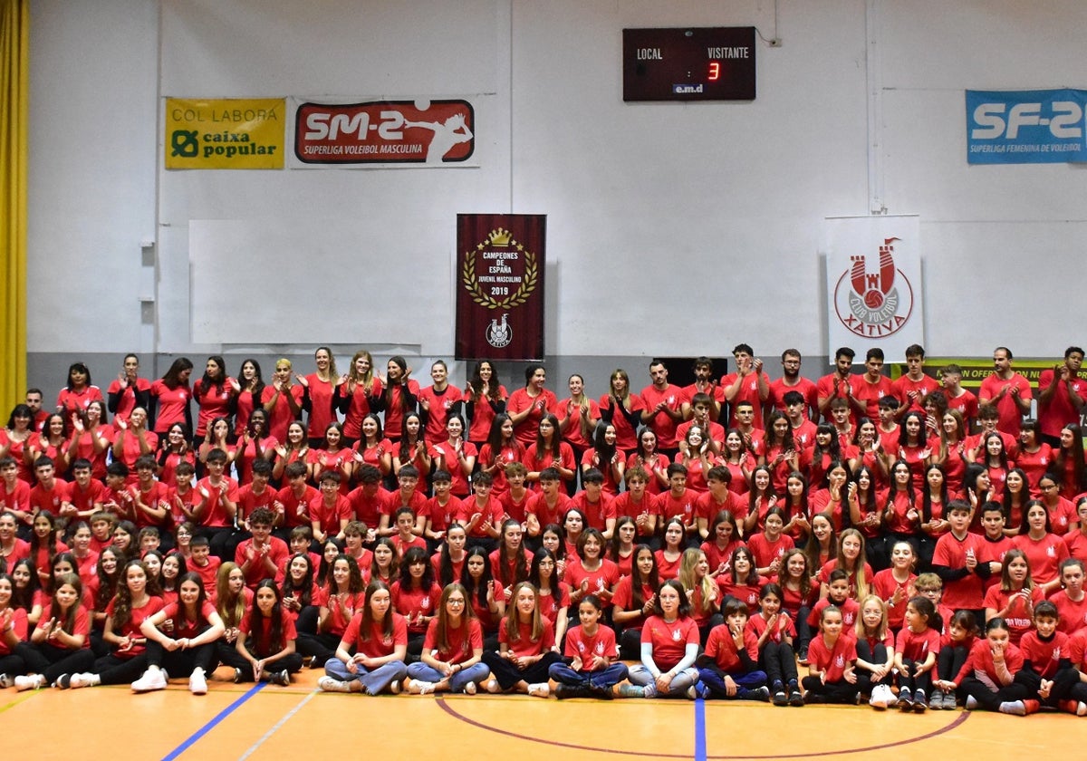 Foto de familia de todos los equipos del Club Xàtiva Voleibol.