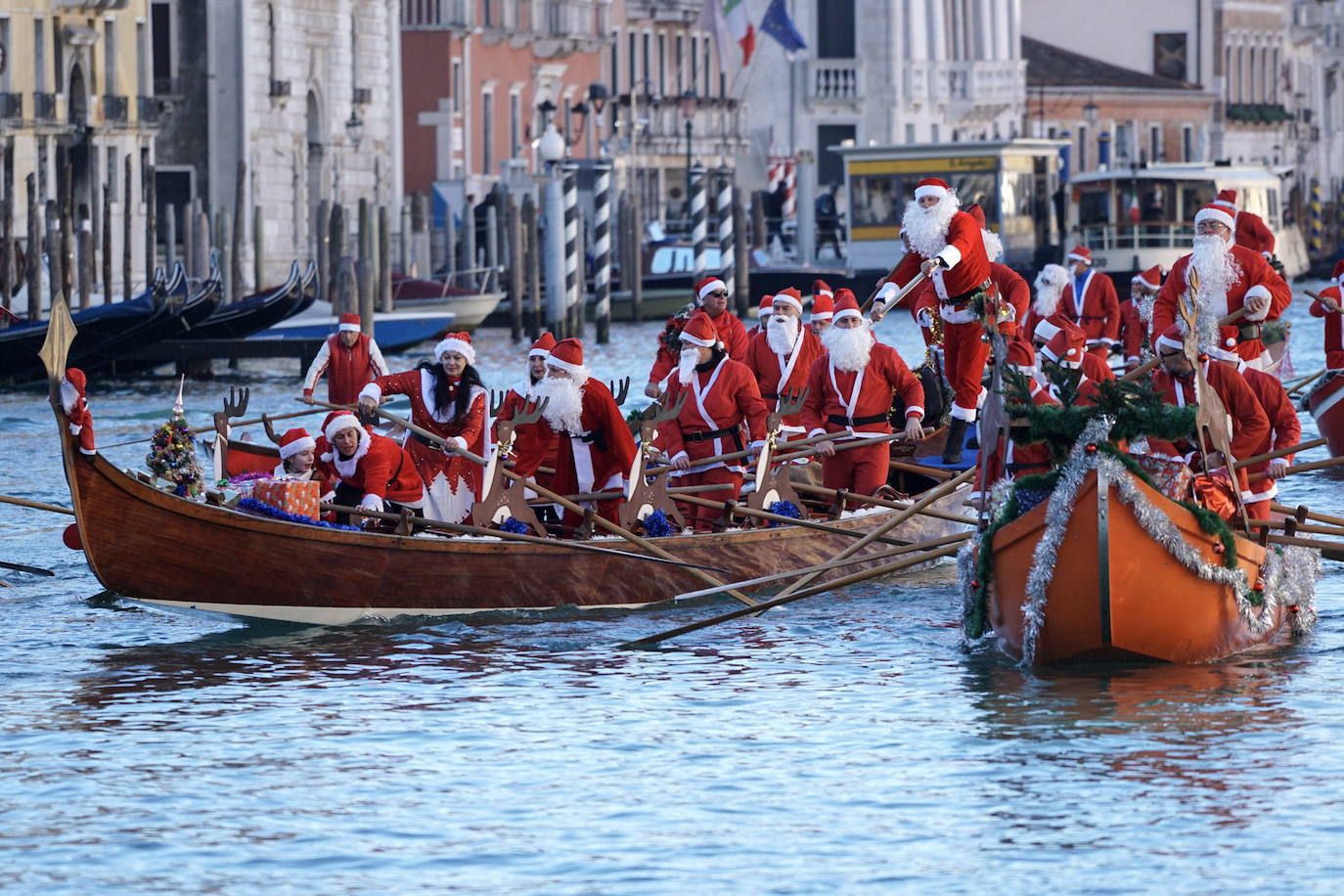Papá Noel cambia el trineo por la góndola en Venecia