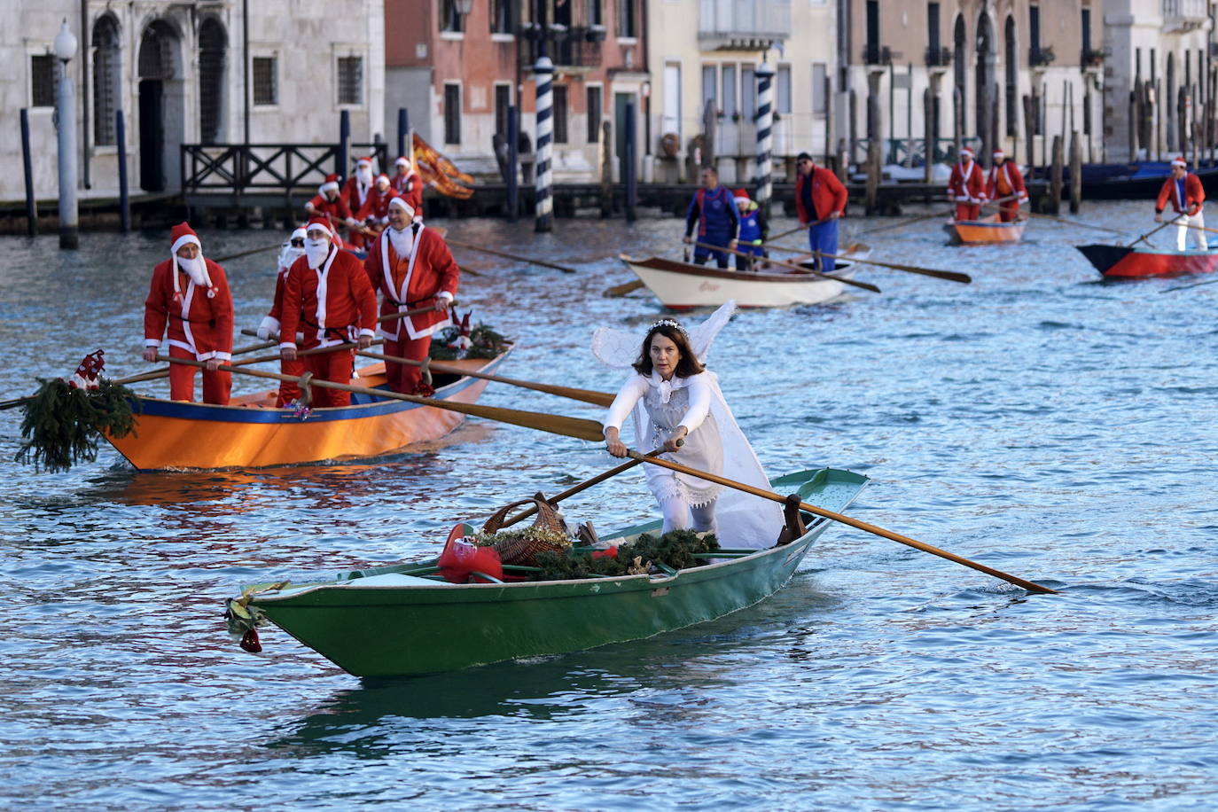 Papá Noel cambia el trineo por la góndola en Venecia
